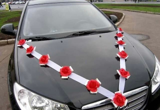 Svadobná výzdoba na auto s bielou stuhou a červenými ružičkami A 053
